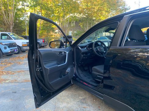 Used 2022 Toyota RAV4 LE image 15