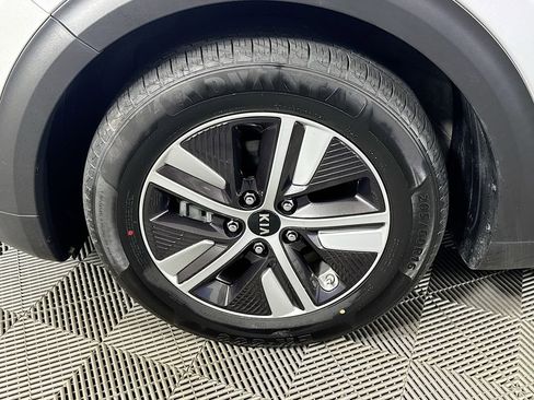 Used 2020 Kia Niro LXS image 29