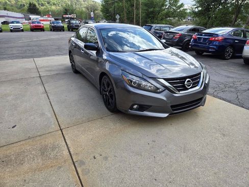 Used 2017 Nissan Altima 2.5 SR w/ Midnight Edition Package FWD image 2