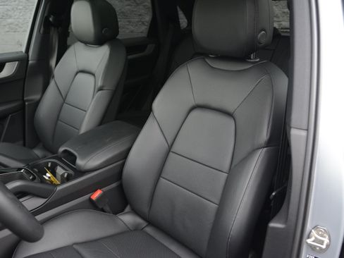 Certified 2025 Porsche Cayenne AWD/4WD image 5
