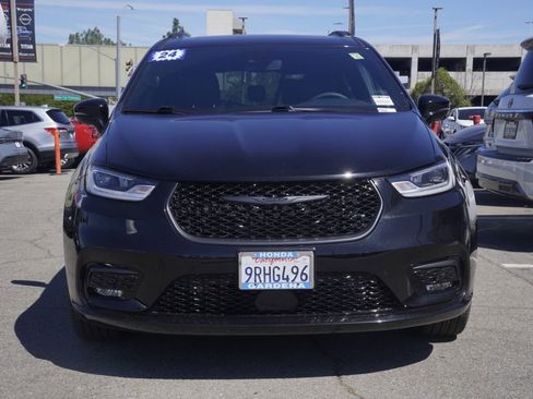 Used 2024 Chrysler Pacifica Limited w/ Uconnect Theater Family Group AWD/4WD image 6