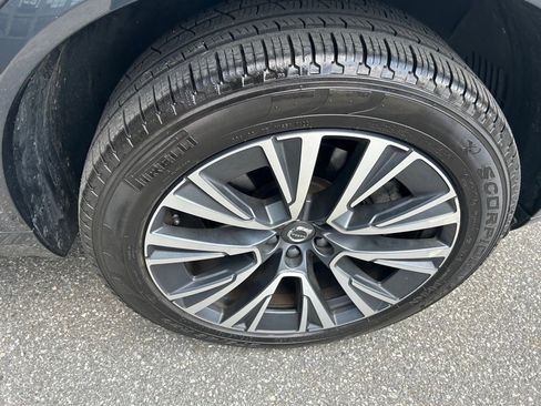 Certified 2022 Volvo XC90 T6 Momentum w/ Climate Package image 7