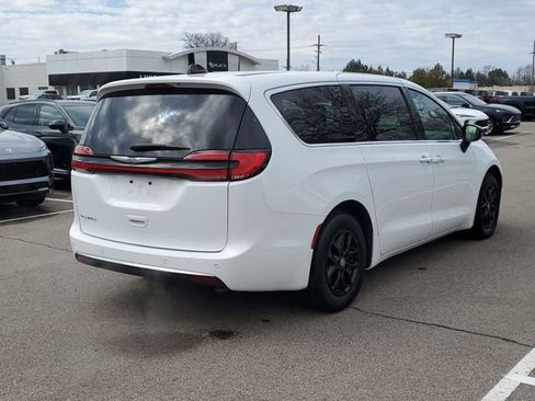 Used 2024 Chrysler Pacifica Touring-L FWD image 3