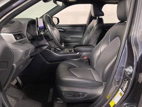 Certified 2025 Toyota Highlander XSE image 12