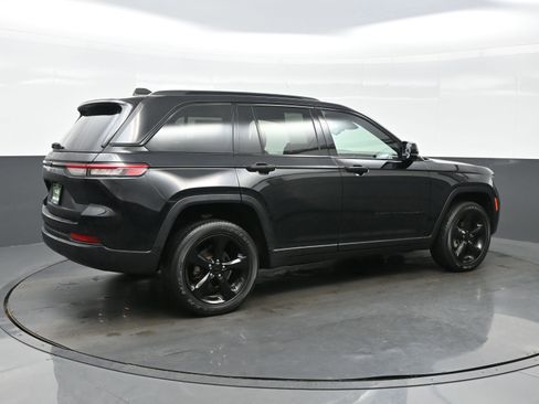 Used 2023 Jeep Grand Cherokee Altitude image 6