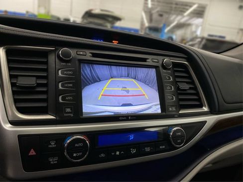 Used 2015 Toyota Highlander Limited AWD/4WD image 32
