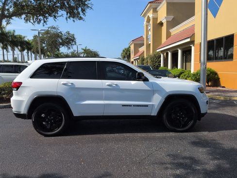 Used 2019 Jeep Grand Cherokee Laredo AWD/4WD image 3