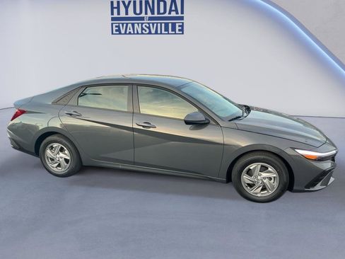 New 2026 Hyundai Elantra SE FWD image 4