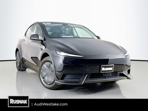 Used 2026 Tesla Model Y 2WD image 1
