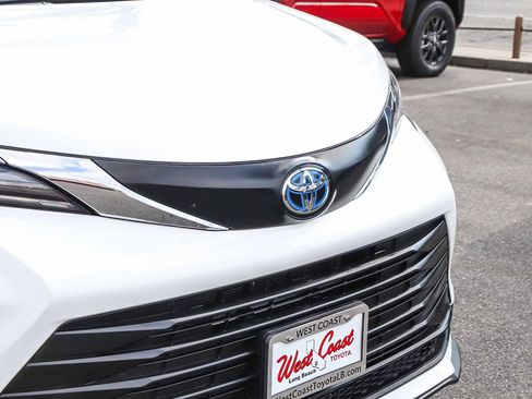 Used 2024 Toyota Sienna LE image 6