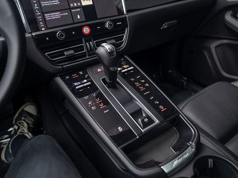 Certified 2026 Porsche Macan AWD/4WD image 13