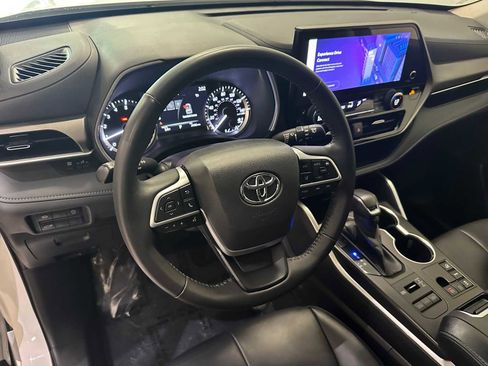 Used 2023 Toyota Highlander XLE AWD/4WD image 2