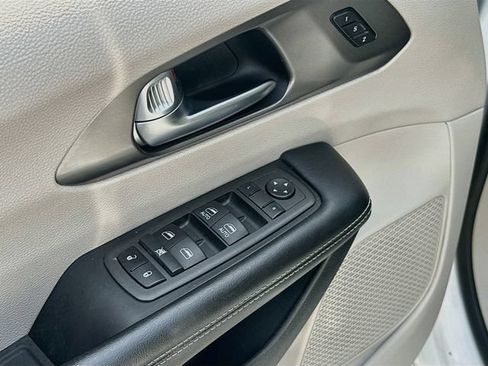 Used 2022 Chrysler Pacifica Touring-L AWD/4WD image 18