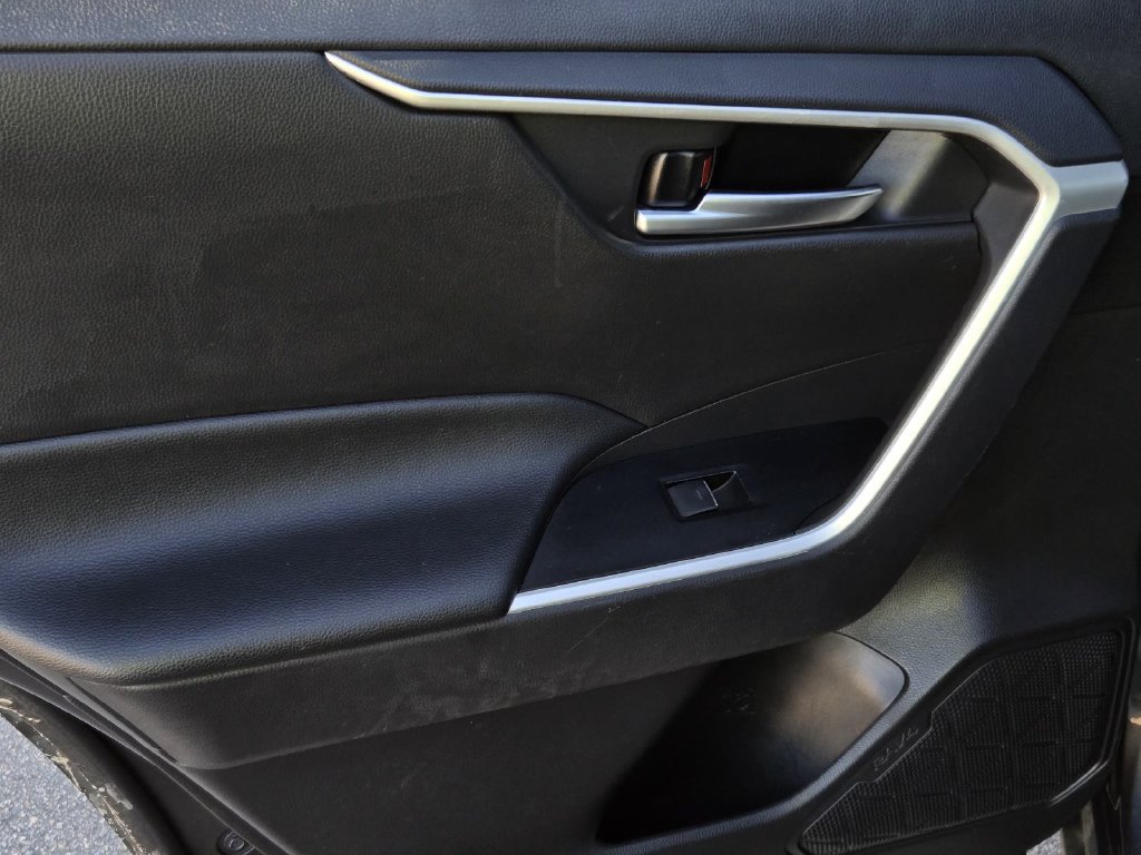 Used 2025 Toyota RAV4 XLE FWD image 10