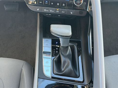 Certified 2025 Hyundai Elantra SEL image 28