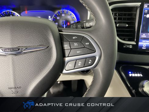 Used 2024 Chrysler Pacifica Touring-L image 23