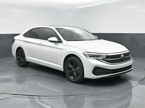 Used 2024 Volkswagen Jetta SE FWD image 2