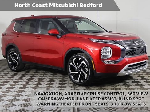 Used 2024 Mitsubishi Outlander SE image 1