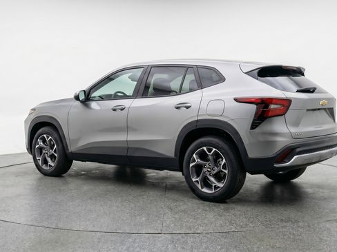 Used 2025 Chevrolet Trax LT w/ LT Convenience Package FWD image 6