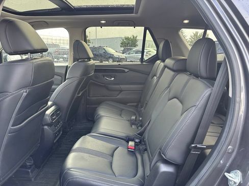 Used 2025 Honda Pilot Touring image 17