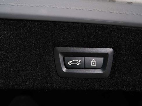 Used 2018 BMW 750i image 11