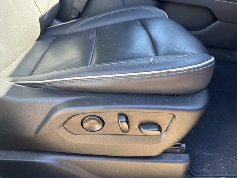 Used 2022 GMC Yukon XL SLT w/ SLT Premium Package image 16