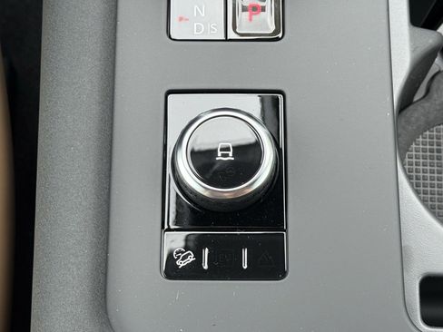 New 2025 Land Rover Discovery Dynamic SE image 21