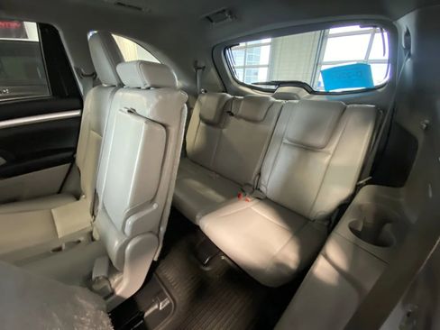 Used 2014 Toyota Highlander XLE AWD/4WD image 16