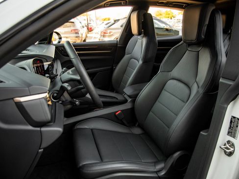 Certified 2025 Porsche Macan Electric RWD image 5