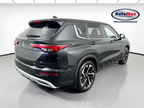 Used 2024 Mitsubishi Outlander SE image 2