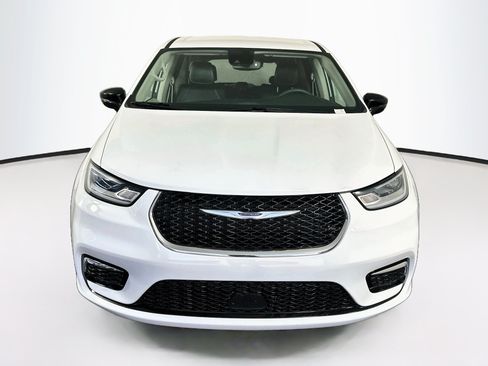 Used 2024 Chrysler Pacifica Touring-L FWD image 2