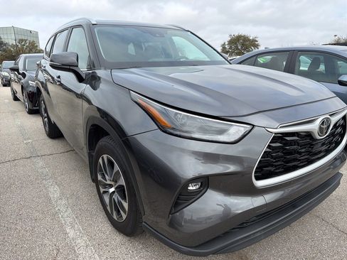 Used 2024 Toyota Highlander XLE image 3
