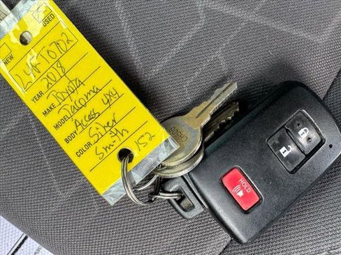 Used 2018 Toyota Tacoma TRD Sport image 14