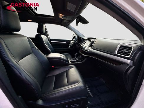 Used 2019 Toyota Highlander XLE FWD image 39