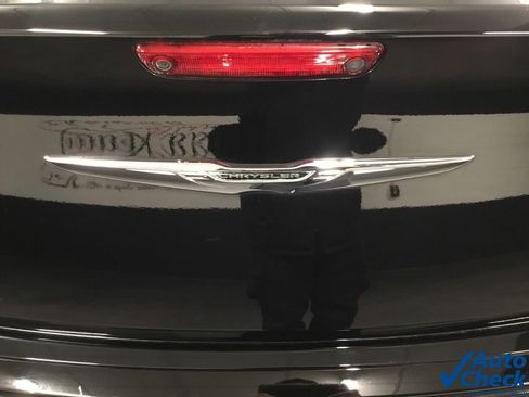 Used 2018 Chrysler 300 Touring w/ Sport Appearance Package image 13