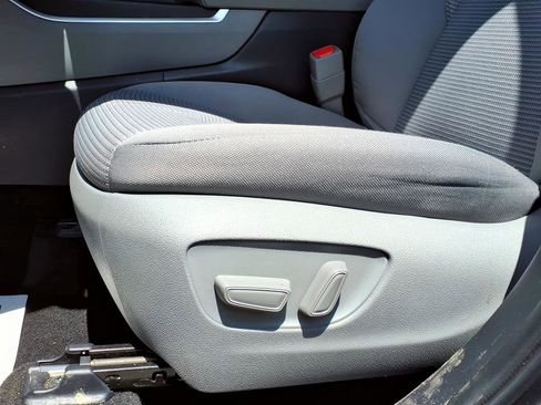 Used 2025 Toyota Highlander LE FWD image 15