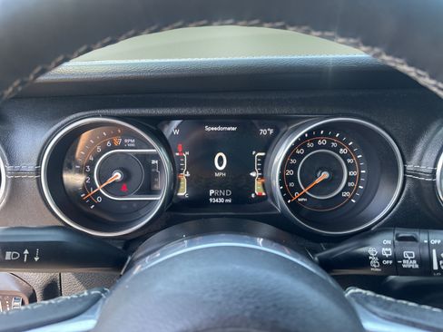 Used 2018 Jeep Wrangler Unlimited Sahara AWD/4WD image 14