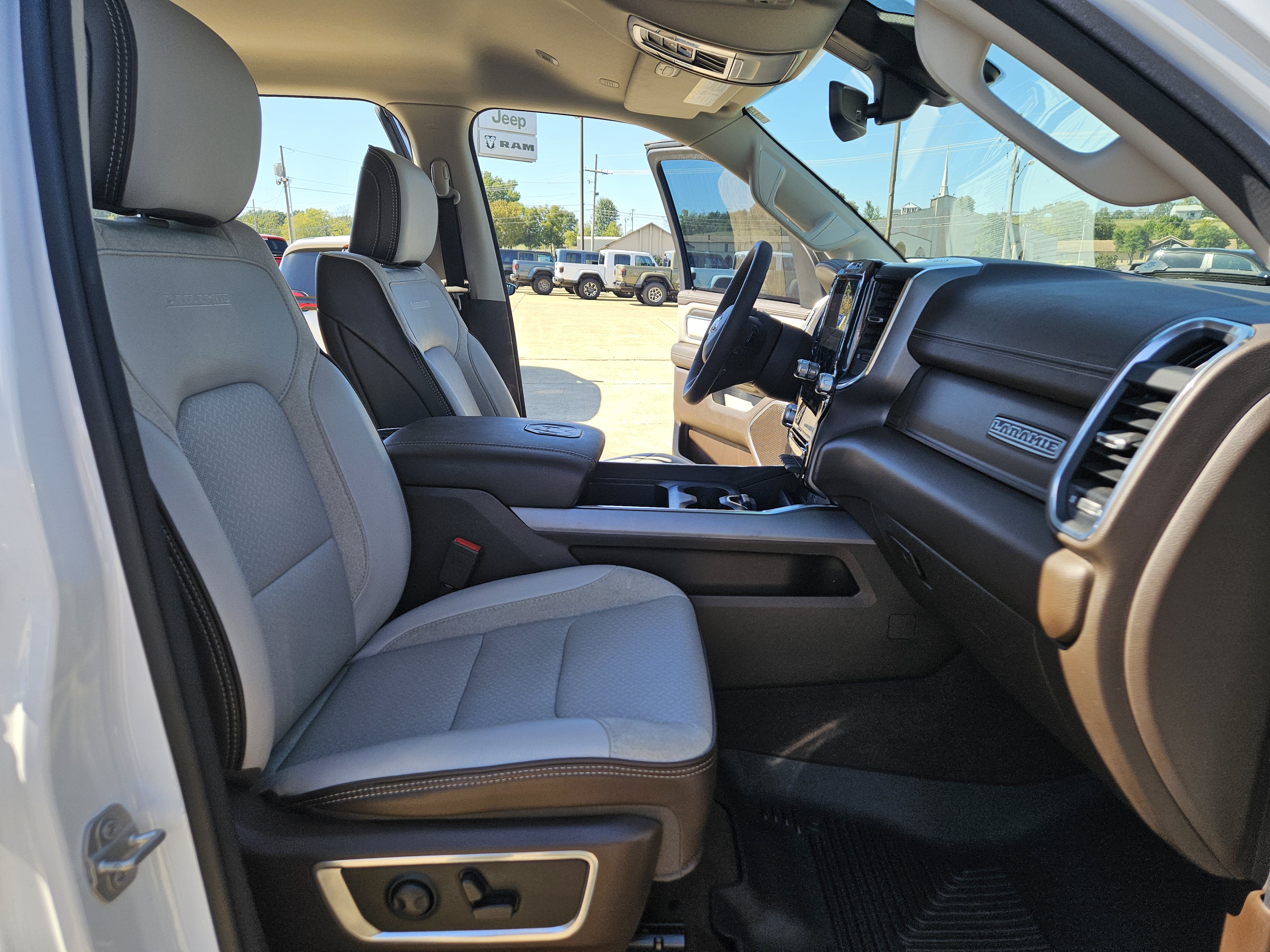 Used 2025 RAM 1500 Laramie AWD/4WD image 18