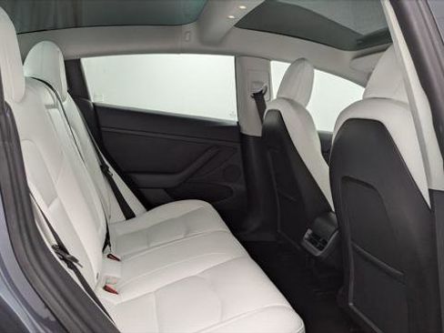 Used 2022 Tesla Model 3 Standard Range image 17