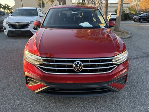 Used 2022 Volkswagen Tiguan SE w/ Panoramic Sunroof Package image 2