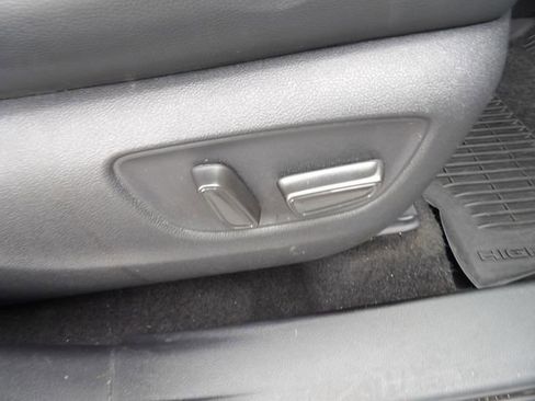 Used 2021 Toyota Highlander XLE AWD/4WD image 35
