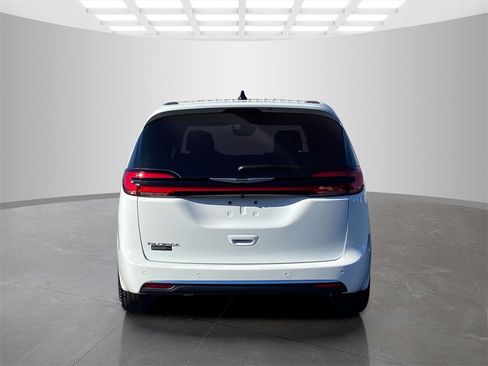 New 2026 Chrysler Pacifica Select image 8