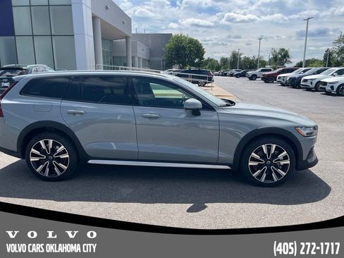 Used 2025 Volvo V60 B5 Cross Country Ultra AWD/4WD image 4