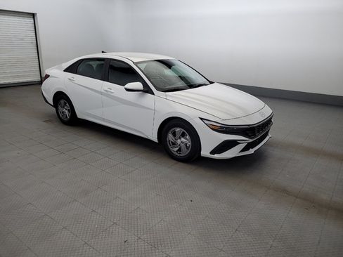 Used 2025 Hyundai Elantra SE w/ Cargo Package FWD image 11