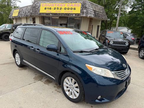 Used 2012 Toyota Sienna Limited w/ Premium Pkg FWD image 1