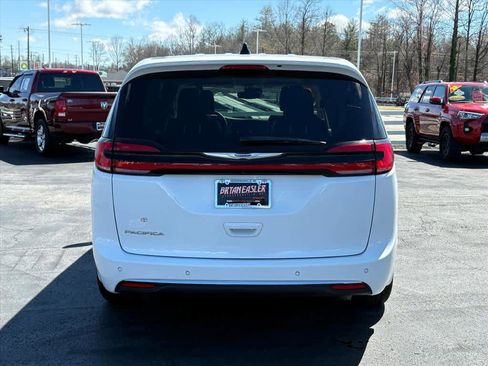 Used 2023 Chrysler Pacifica Touring-L image 28