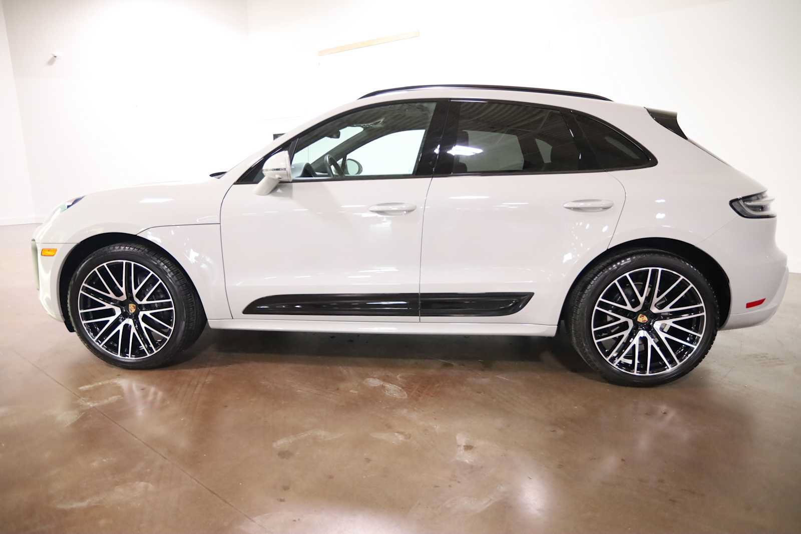 Used 2025 Porsche Macan AWD/4WD image 2