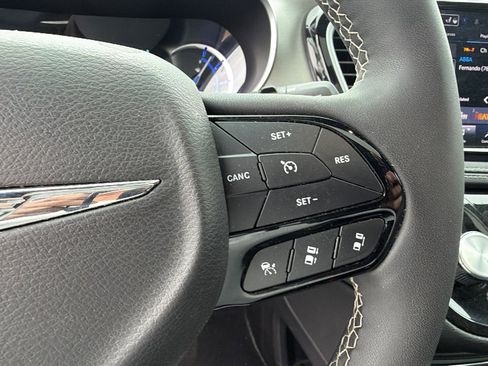 Used 2024 Chrysler Pacifica Premium image 29