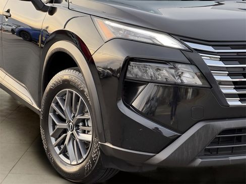 Used 2024 Nissan Rogue S image 38