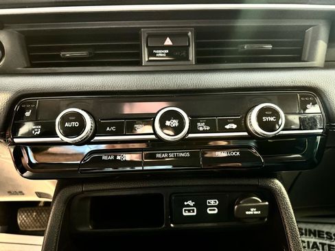 Used 2025 Honda Pilot EX-L image 16